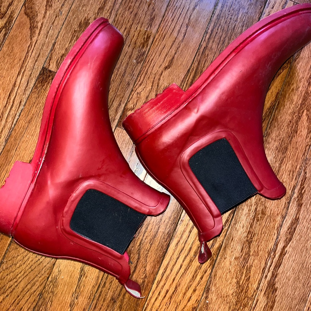 Red rain boots. Size 7. Narrow set.
